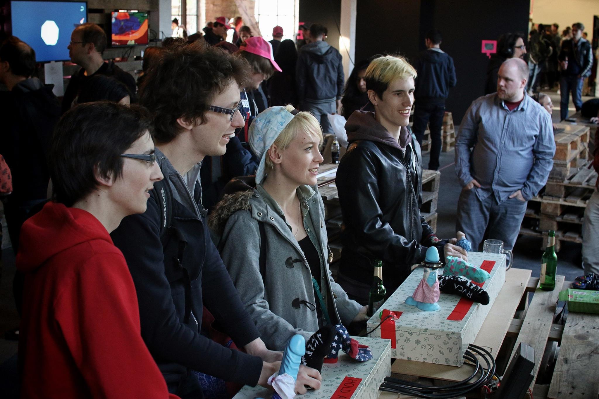 Félix, Brice, Delphine et Armel en pleine partie de Genital Jousting à A Maze en 2016 à Berlin. Crédit photo : Julian Dasgupta.